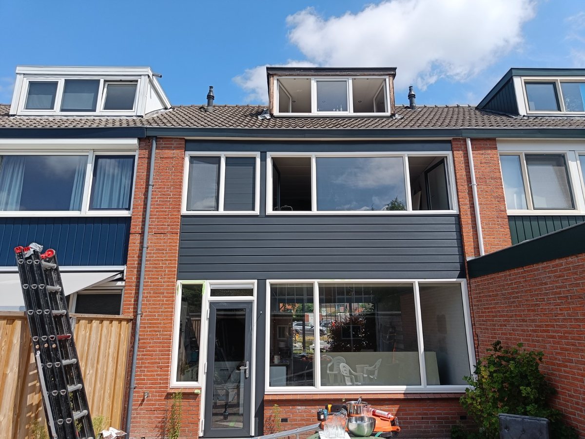 Nieuwe kunststof kozijnen geplaatst in de achtergevel van een woning